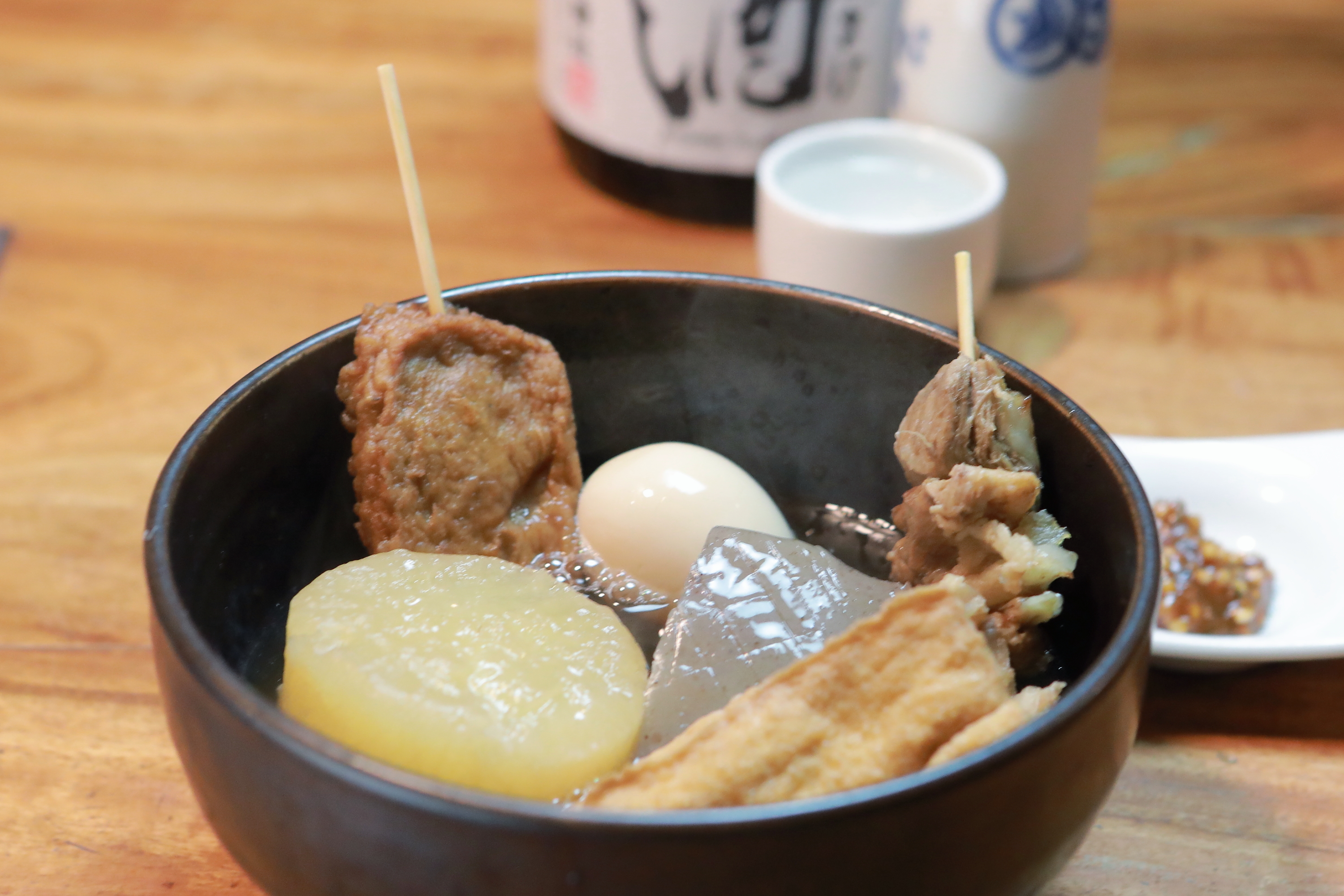 そば出汁でじっくり煮込んだ浸み浸みおでん