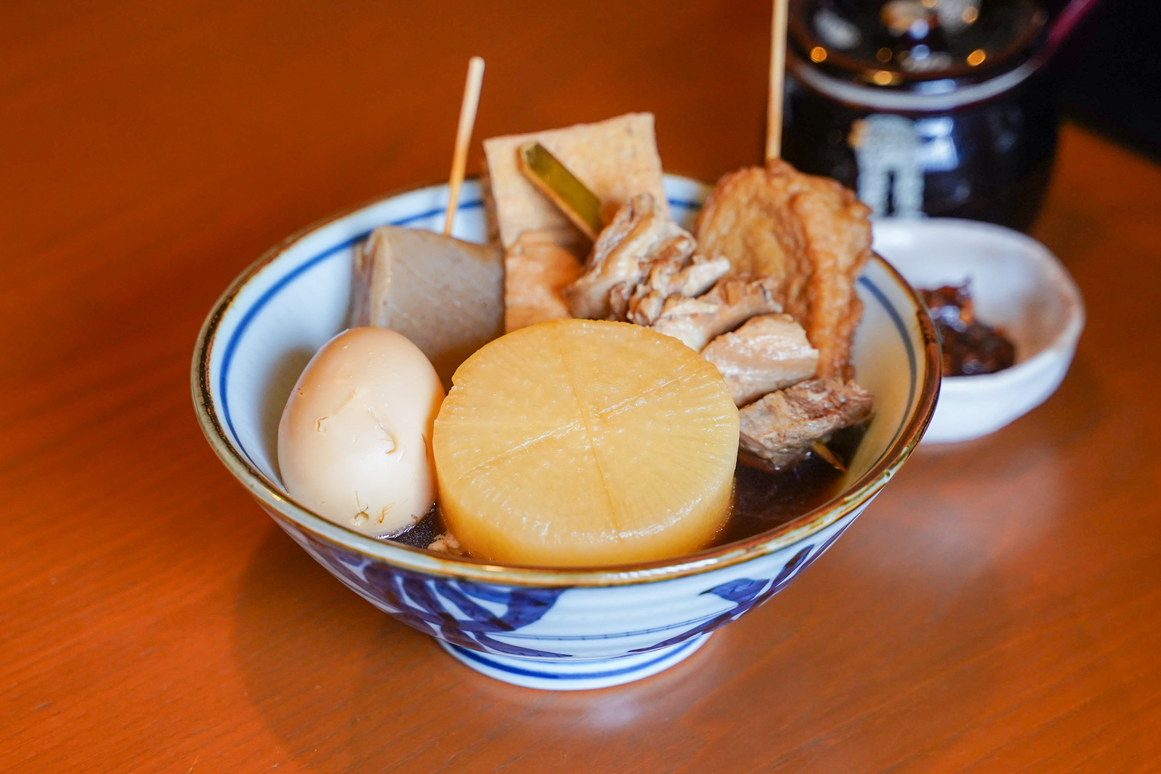 そば出汁でじっくり煮込んだ浸み浸みおでん